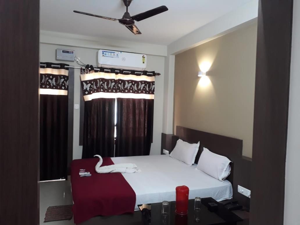 Goroomgo Hotel Uk Palace Puri Exterior foto